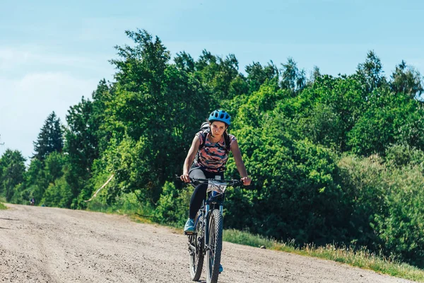 26-27 Mayıs 2018 Naliboki, Belarus Belarus amatör maratonu Naliboki Bir adam bisiklet sürüyor