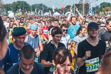 9 Eylül 2018 - Minsk, Beyaz Rusya: Yarım maraton Minsk 2018, insanların büyük grup çalışan sokakta.