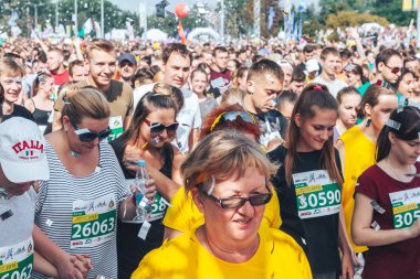 9 Eylül 2018 - Minsk, Beyaz Rusya: Yarım maraton Minsk 2018, insanların büyük grup çalışan sokakta.