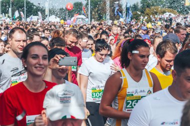 9 Eylül 2018 - Minsk, Beyaz Rusya: Yarım maraton Minsk 2018, insanların büyük grup çalışan sokakta.