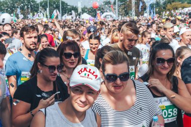 9 Eylül 2018 - Minsk, Beyaz Rusya: Yarım maraton Minsk 2018, insanların büyük grup çalışan sokakta.