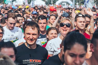 9 Eylül 2018 - Minsk, Beyaz Rusya: Yarım maraton Minsk 2018, insanların büyük grup çalışan sokakta.