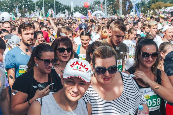 9 Eylül 2018 - Minsk, Beyaz Rusya: Yarım maraton Minsk 2018, insanların büyük grup çalışan sokakta.