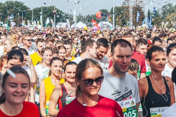 9 Eylül 2018 - Minsk, Beyaz Rusya: Yarım maraton Minsk 2018, insanların büyük grup çalışan sokakta.