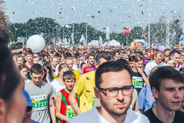 9 Eylül 2018 - Minsk, Beyaz Rusya: Yarım maraton Minsk 2018, insanların büyük grup çalışan sokakta.