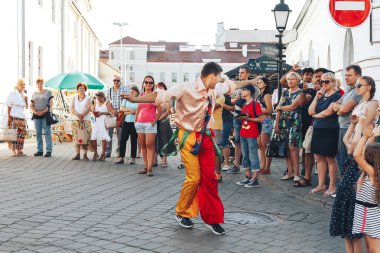 4 Ağustos 2018 - Minsk, Beyaz Rusya: Sokak şenlikleri akşam şehirde. adam sokakta insanların önünde dans Palyaço Kostüm