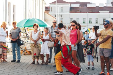 4 Ağustos 2018 - Minsk, Beyaz Rusya: Sokak şenlikleri akşam şehirde. adam sokakta insanların önünde dans Palyaço Kostüm