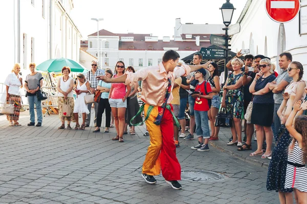 4 Ağustos 2018 - Minsk, Beyaz Rusya: Sokak şenlikleri akşam şehirde. adam sokakta insanların önünde dans Palyaço Kostüm