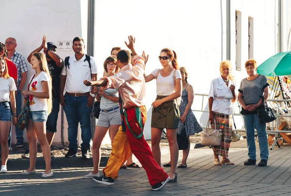 August 2018 Minsk Weißrussland Straßenfeste Der Abendstadt Mann Clownskostüm Tanzt — Stockfoto