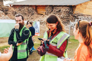 15 Nisan 2018 - Krevo, Beyaz Rusya: Beetle Trail Krevo, bir grup insan açık havada duran