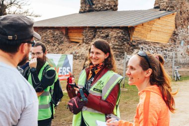 15 Nisan 2018 - Krevo, Beyaz Rusya: Beetle Trail Krevo, bir grup insan açık havada duran