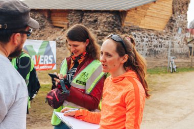 15 Nisan 2018 - Krevo, Beyaz Rusya: Beetle Trail Krevo, bir grup insan açık havada duran