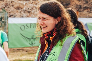 15 Nisan 2018 - Krevo, Beyaz Rusya: Beetle Trail Krevo, sinyal ceket açık havada gülüyor içinde kadın