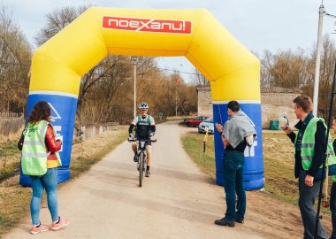 15 Nisan 2018, Krevo, Beyaz Rusya: Böcek Krevo, Trail gelen bisikletçi yarış hattı bitirmek