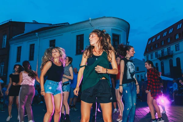 Lipca 2018 Mińsk Białoruś Grupa Młodych Ludzi Tańczących Placu Wieczór — Zdjęcie stockowe