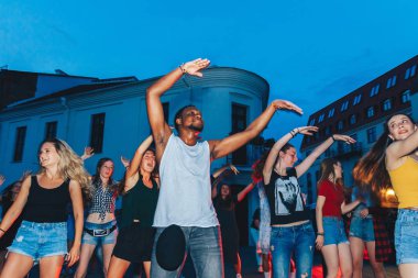 21 Temmuz 2018 - Minsk, Beyaz Rusya: gençlerin grup meydanında akşamları dans mutlu