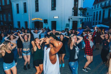 21 Temmuz 2018 - Minsk, Beyaz Rusya: bir grup insan meydanında akşamları dans