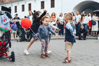 21 Temmuz 2018 - Minsk, Beyaz Rusya: Street yürür. bir grup insan önünde kare üzerinde dans çocuk