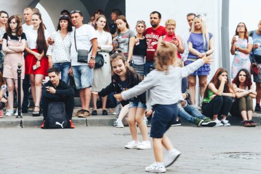 21 Temmuz 2018 - Minsk, Beyaz Rusya: Street yürür. bir grup insan önünde kare üzerinde dans çocuk