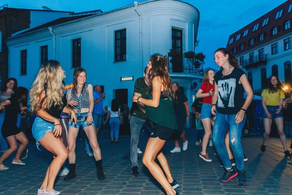 Julho 2018 Minsk Bielorrússia Grupo Pessoas Dançando Praça Noite Divertindo — Fotografia de Stock