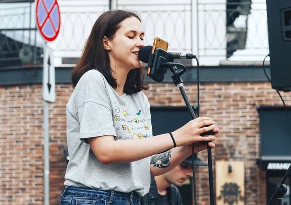 Července 2018 Minsk Bělorusko Žena Mikrofon Stojí Ulici Před Spoustou — Stock fotografie