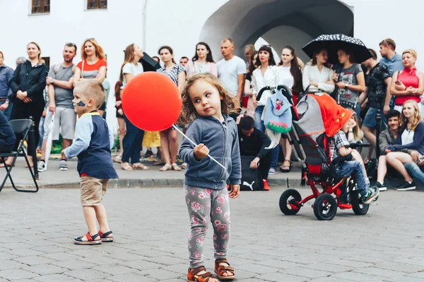 Julio 2018 Minsk Bielorrusia Caminatas Callejeras Niños Bailando Plaza Delante — Foto de Stock