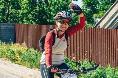 Mayıs 26-27, 2018 - Naliboki, Beyaz Rusya: All-Belarusça Amatör maraton Naliboki, kadın binicilik bisiklet yarış sırasında yolda