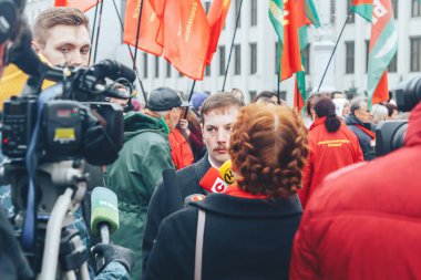 7 Kasım 2018 - Minsk, Beyaz Rusya: Yıldönümü, büyük Ekim sosyalist devrim, meydanda birçok mikrofonlar önünde duran adam