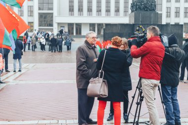 7 Kasım 2018 - Minsk, Beyaz Rusya: Yıldönümü, büyük Ekim sosyalist devrim, bir grup insan Meydanı ile ayakta bayraklar.