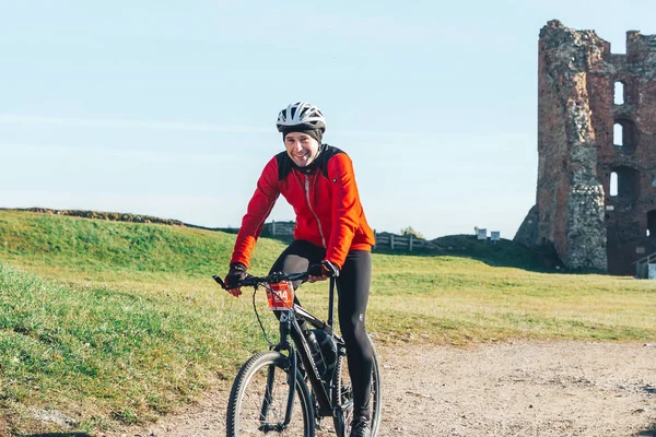 6 Ekim 2018 - Novogrudok, Beyaz Rusya: Castle Road, sporcu binicilik bisiklet yarış sırasında