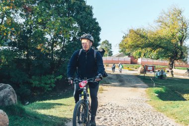 6 Ekim 2018 - Novogrudok, Beyaz Rusya: Castle Road, sporcu binicilik bisiklet yarış sırasında