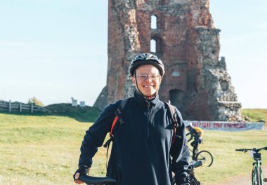 6 Ekim 2018 - Novogrudok, Beyaz Rusya: Castle Road, sporcu binicilik bisiklet yarış sırasında