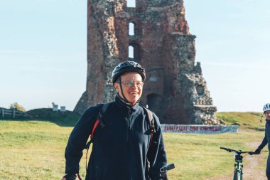 6 Ekim 2018 - Novogrudok, Beyaz Rusya: Castle Road, sporcu binicilik bisiklet yarış sırasında