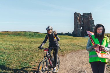 6 Ekim 2018 - Novogrudok, Beyaz Rusya: Castle Road, sporcu binicilik bisiklet yarış sırasında