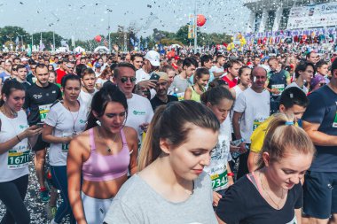 9 Eylül 2018 - Minsk, Beyaz Rusya: Yarım maraton Minsk 2018, caddeden aşağı çalışan insanların büyük grup