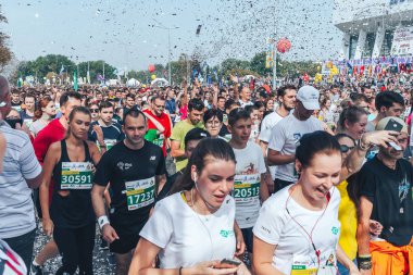 9 Eylül 2018 - Minsk, Beyaz Rusya: Yarım maraton Minsk 2018, caddeden aşağı çalışan insanların büyük grup