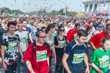 9 Eylül 2018 - Minsk, Beyaz Rusya: Yarım maraton Minsk 2018, caddeden aşağı çalışan insanların büyük grup