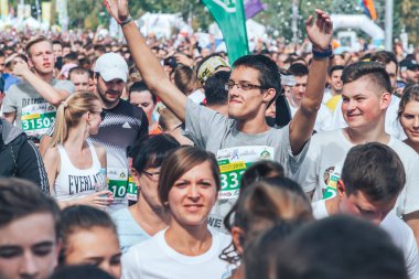9 Eylül 2018 - Minsk, Beyaz Rusya: Yarım maraton Minsk 2018, caddeden aşağı çalışan insanların büyük grup