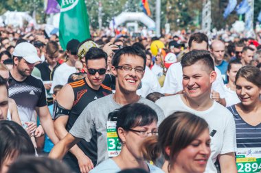 9 Eylül 2018 - Minsk, Beyaz Rusya: Yarım maraton Minsk 2018, caddeden aşağı çalışan insanların büyük grup