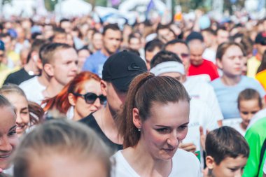 9 Eylül 2018 - Minsk, Beyaz Rusya: Yarım maraton Minsk 2018, caddeden aşağı çalışan insanların büyük grup