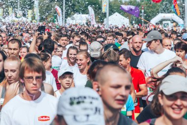 9 Eylül 2018 - Minsk, Beyaz Rusya: Yarım maraton Minsk 2018, caddeden aşağı çalışan insanların büyük grup
