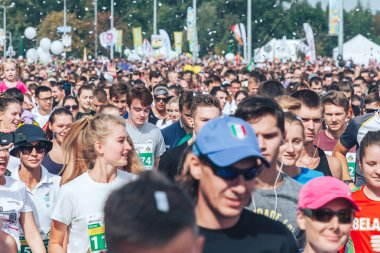9 Eylül 2018 - Minsk, Beyaz Rusya: Yarım maraton Minsk 2018, caddeden aşağı çalışan insanların büyük grup
