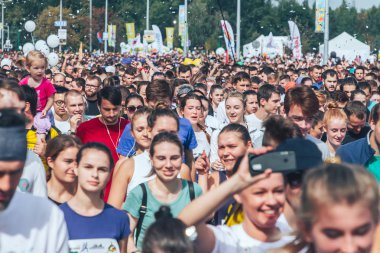 9 Eylül 2018 - Minsk, Beyaz Rusya: Yarım maraton Minsk 2018, caddeden aşağı çalışan insanların büyük grup