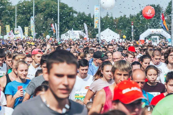 2018 ミンスク ベラルーシ ハーフ マラソン ミンスク 2018 通りを実行している人々 の大規模なグループ — ストック写真