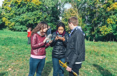 9 Eylül 2018 - Minsk, Beyaz Rusya: Yarım maraton Minsk 2018, kılıç ile cep telefonlarıyla iki kadın ile duran adam