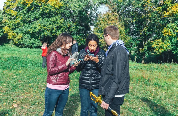 9 Eylül 2018 - Minsk, Beyaz Rusya: Yarım maraton Minsk 2018, kılıç ile cep telefonlarıyla iki kadın ile duran adam