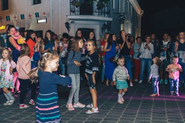 1 Eylül 2018 - Minsk, Beyaz Rusya: sokakta insanların önünde dans çocuk