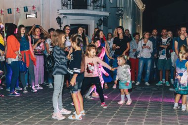 1 Eylül 2018 - Minsk, Beyaz Rusya: sokakta insanların önünde dans çocuk