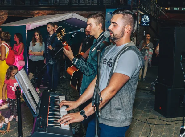 2018 Minsk Weißrussland Zwei Männer Mit Elektronischem Piano Und Gitarre — Stockfoto