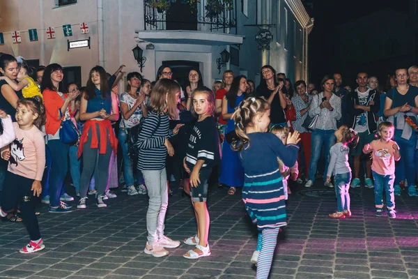 1 Eylül 2018 - Minsk, Beyaz Rusya: sokakta insanların önünde dans çocuk